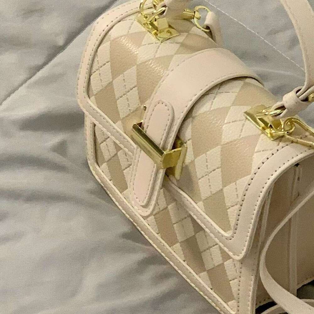 Guangzhou Sense Lingge Handheld Women's New Fashion Versatile Commuter One Shoulder Crossbody Small Square Bag