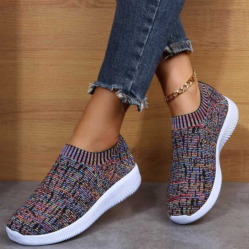 2022 Womens Sports Shoes Fashion Socks Shoes Breathable Casual Sports Shoes Summer Vulcanized Shoes Womens Machine Tenis Feminino Apartment Z250403