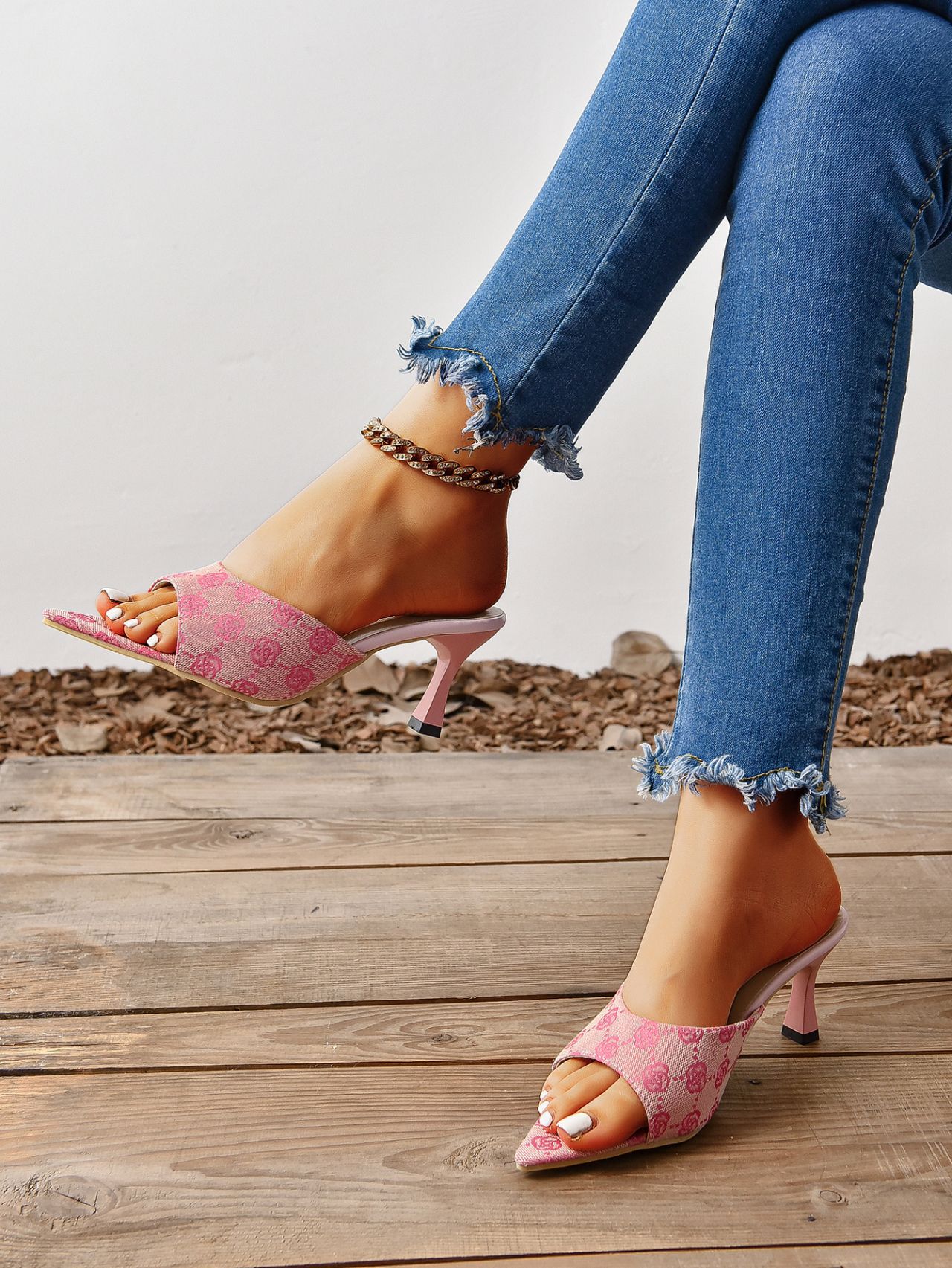 2025 Summer women's shoes European and American pointed-toe retro printed slippers large size high heels open-toe outdoor wear flip-flops new des
