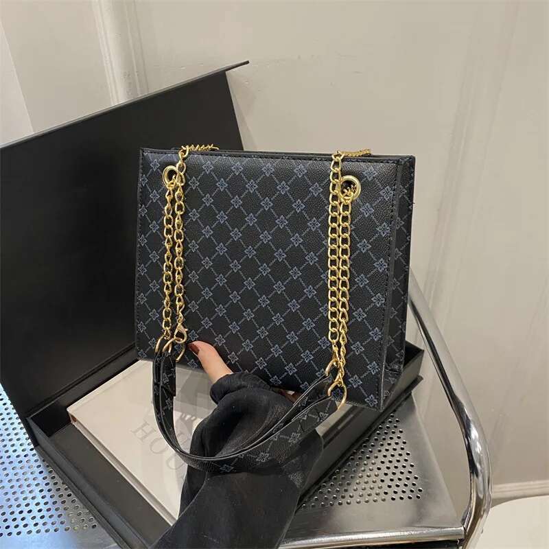 2025 new fashionable commuting handbag designer women's retro chain shoulder bag new casual simple large capacity handbag2