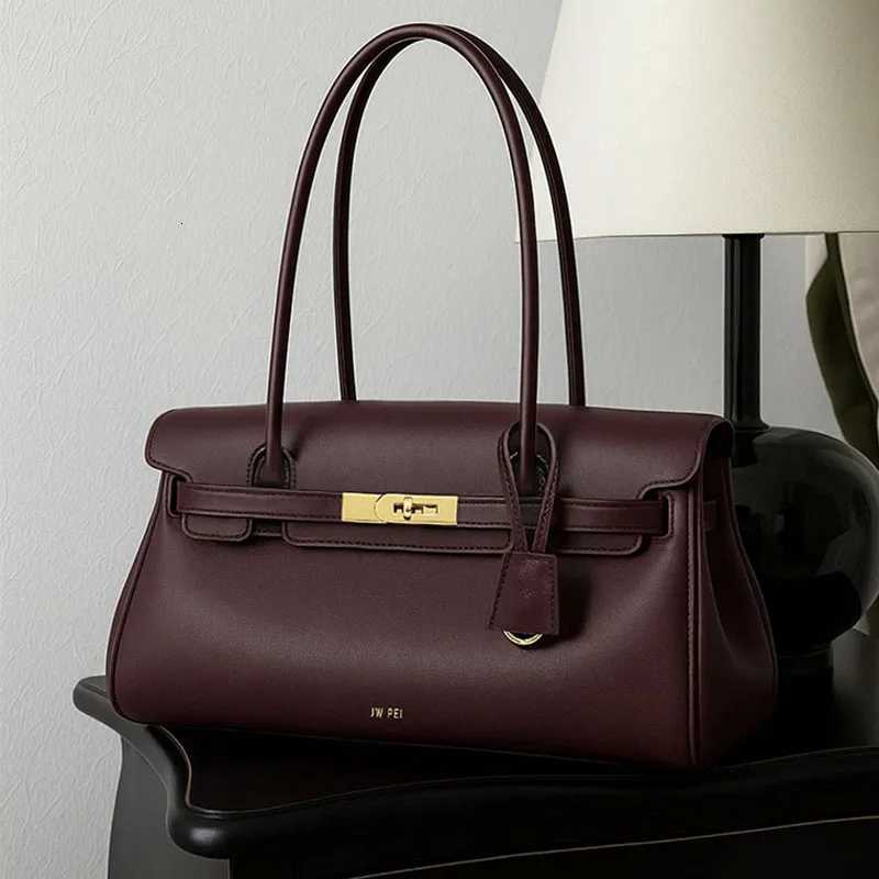 Womens new genuine leather shoulder bag large capacity commuting shoulder bag fashionable and simple handbag X251104