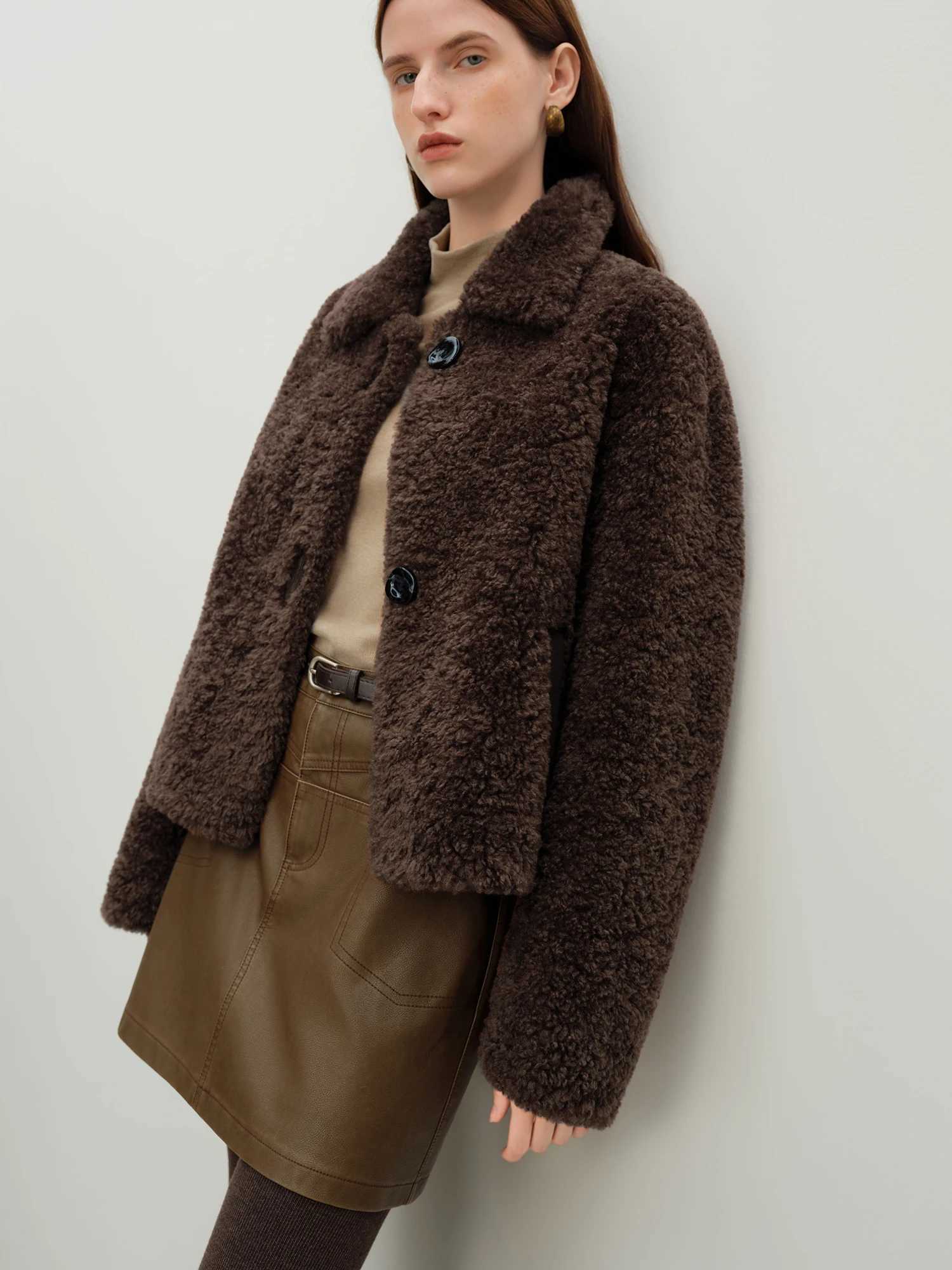 ZIQIAO Womens 2025 Winter New Brown Faux Lambswool Cropped Coat Warm Vintage Commuting Chic Hot Girls Temperament J251103