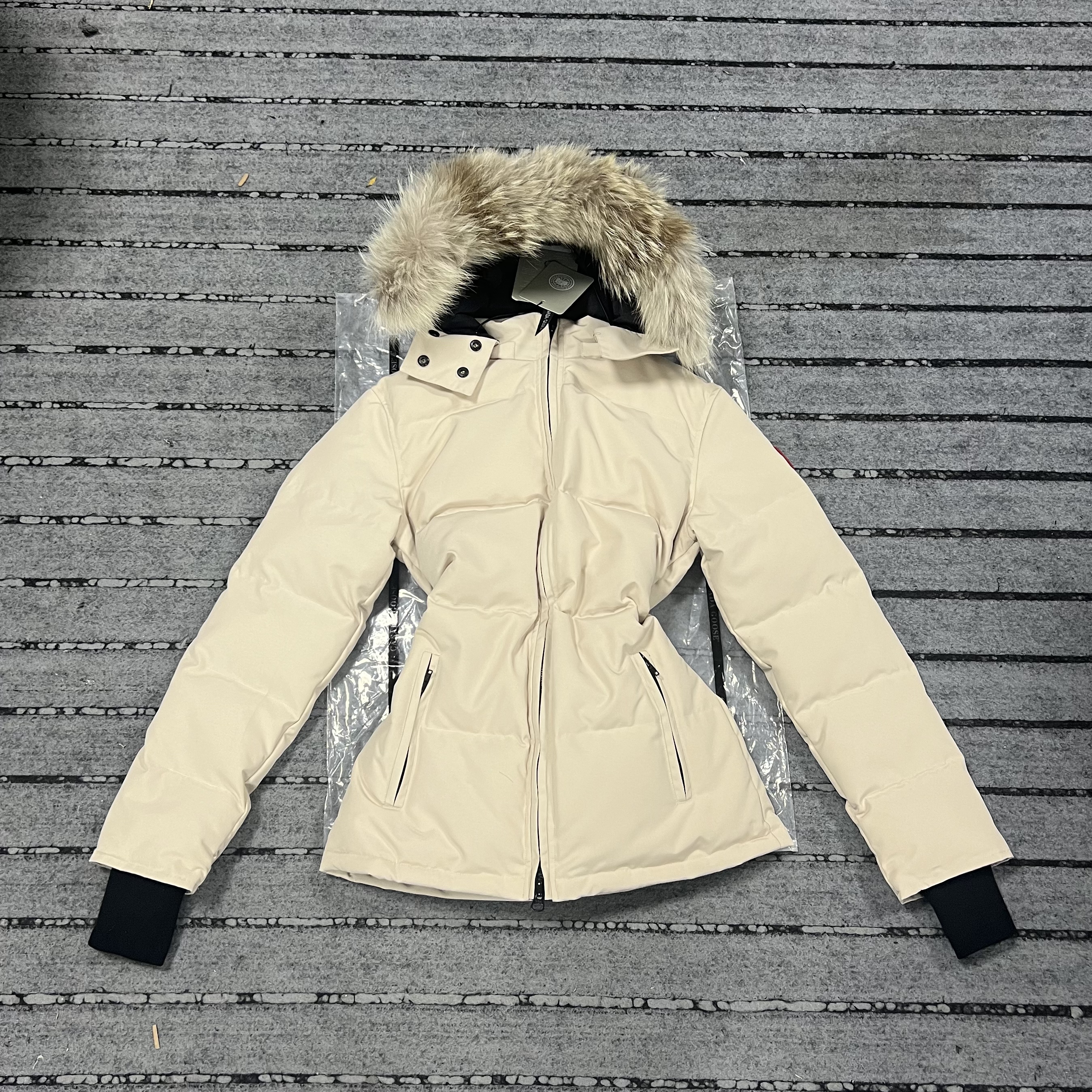 VIP Canada Goose winter down jacket products are currently the highest version on the market. The first five and #3 are women's models!!