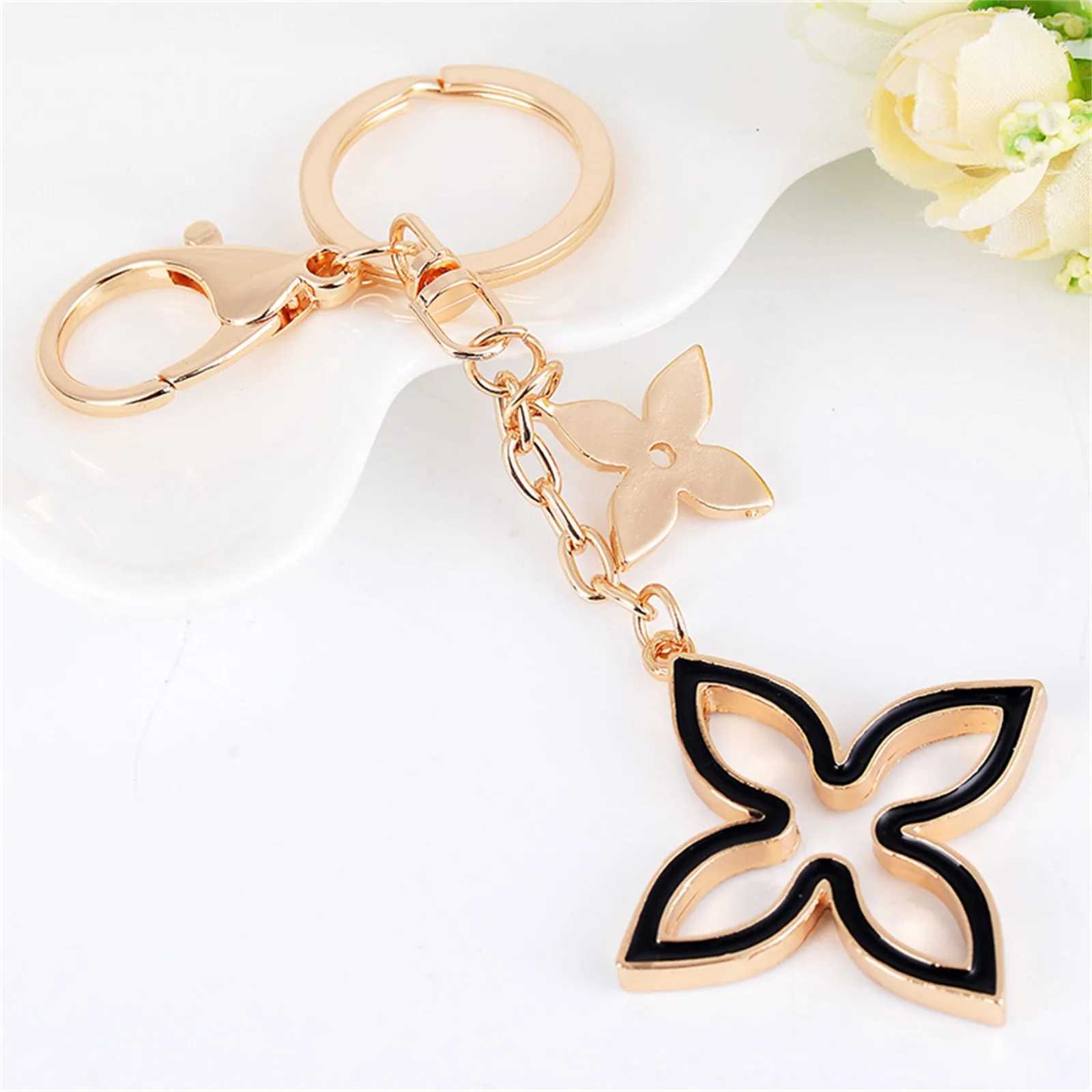 Creative Four-Leaf Clovear Car Keychain Pendant Fashion Beauty Bag Hanging Home Decoration Accessories 1pcs C251104