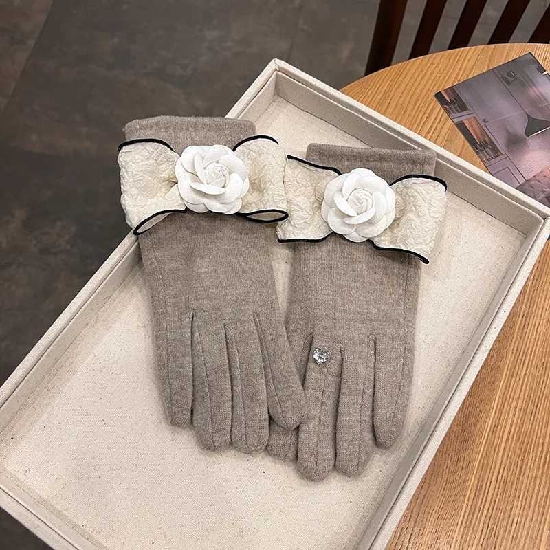 Winter Cashmere Gloves Women Luxury Brand Designer Rhinestone Big Flower Wool Mittens Female Touchable Cycling Warm Gloves GiftL251104