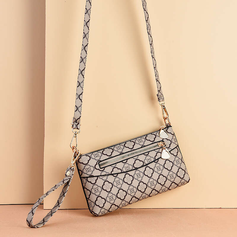 Middle aged 2022 new fashionable women's handbag Korean version simple change mom single shoulder crossbody bag