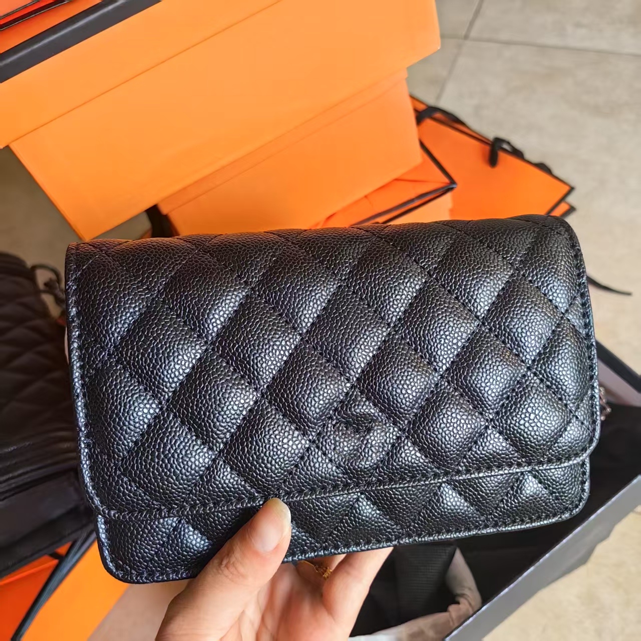Stylish Ladies' Patent Leather Handbag - Versatile Crossbody Style with Exquisite Diamond Grid Accents CC002