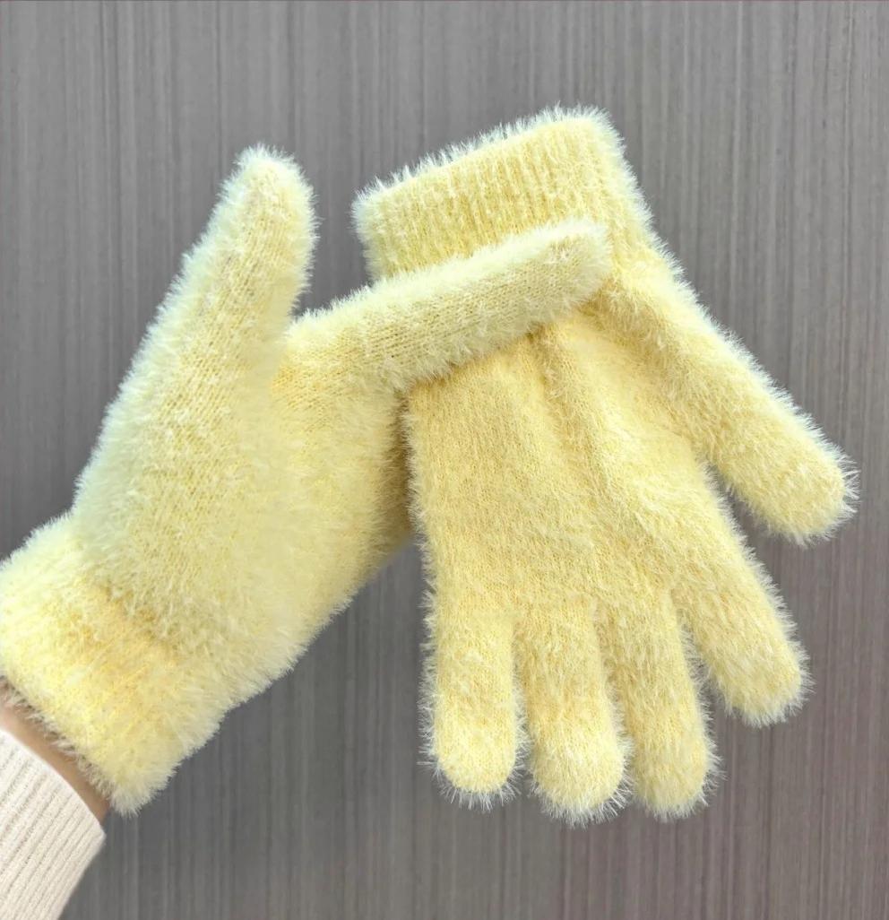 Winter skiing gloves for men and women