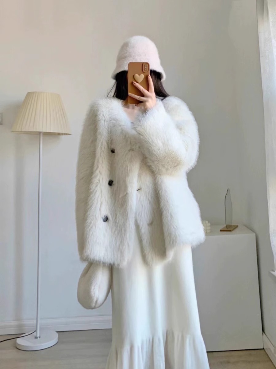 Eco-Chic Women's Plush Fur Coat: Stylishly Cozy with Softness & Cold Weather Resistance