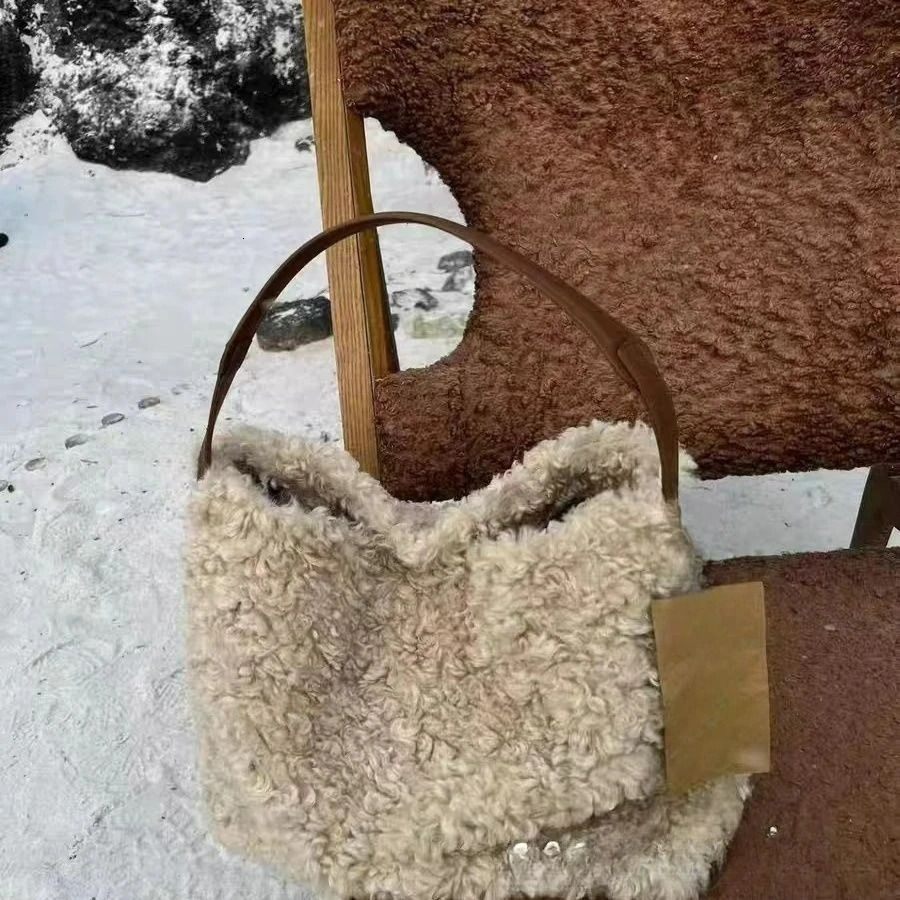 Niche Plush Handbag Single Shoulder Womens Bag 2025 Autumn Winter Lamb Wool Large Capacity Tote Bags251104ww