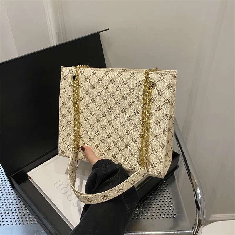 2025 new fashionable commuting handbag designer women's retro chain shoulder bag new casual simple large capacity handbag2