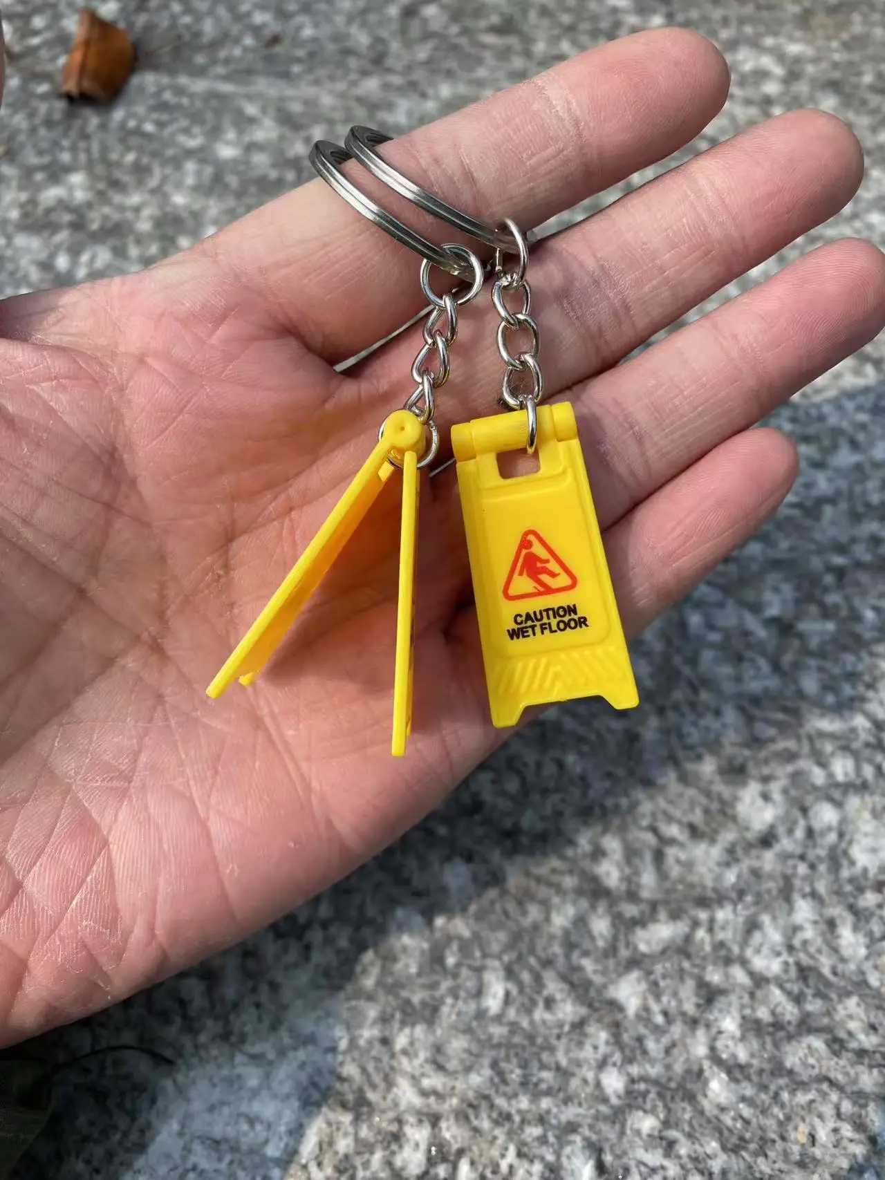1PC CAUTION WET FLOOR Foldable Plastic KeychainW251103