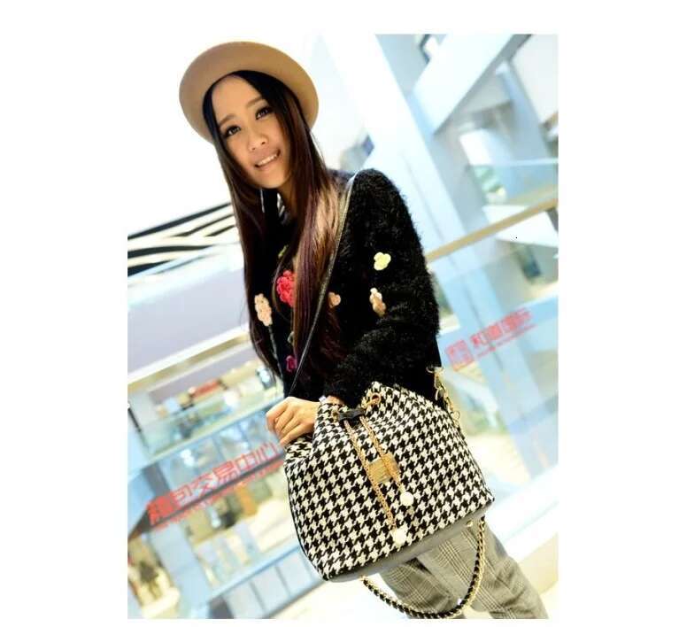 trend New Fashion Leisure Designer Women s Pearl Pendant Drawstring Chain trend Shoulder Ethnic Style Bucket Drawer Bag Trendy Shoulder Bag