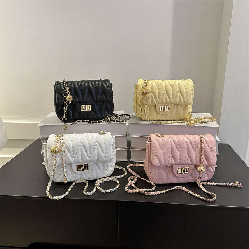 Versatile Instagram Crossbody for Women 2023 New Trendy Spring/Summer Fashion Diamond Grid Chain Embroidered Thread Single Shoulder Small Square Bag