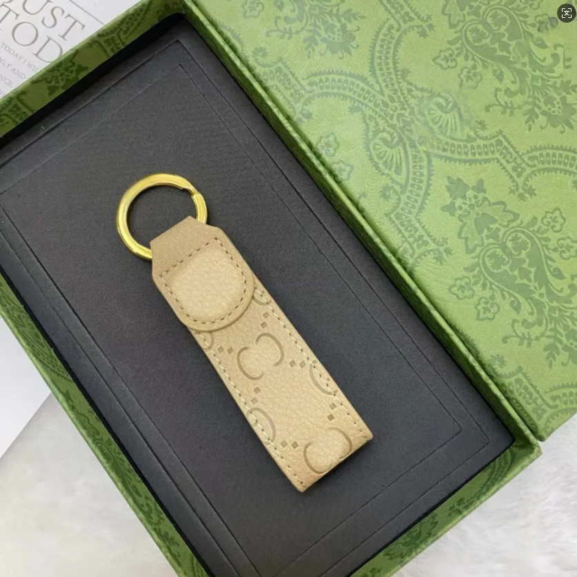 High Quality leather Keychain Classic Exquisite Luxury Designer Car Keyring Alloy Letter Unisex Lanyard Gold Black Metal Jewelry With Box gift car Accessories 543