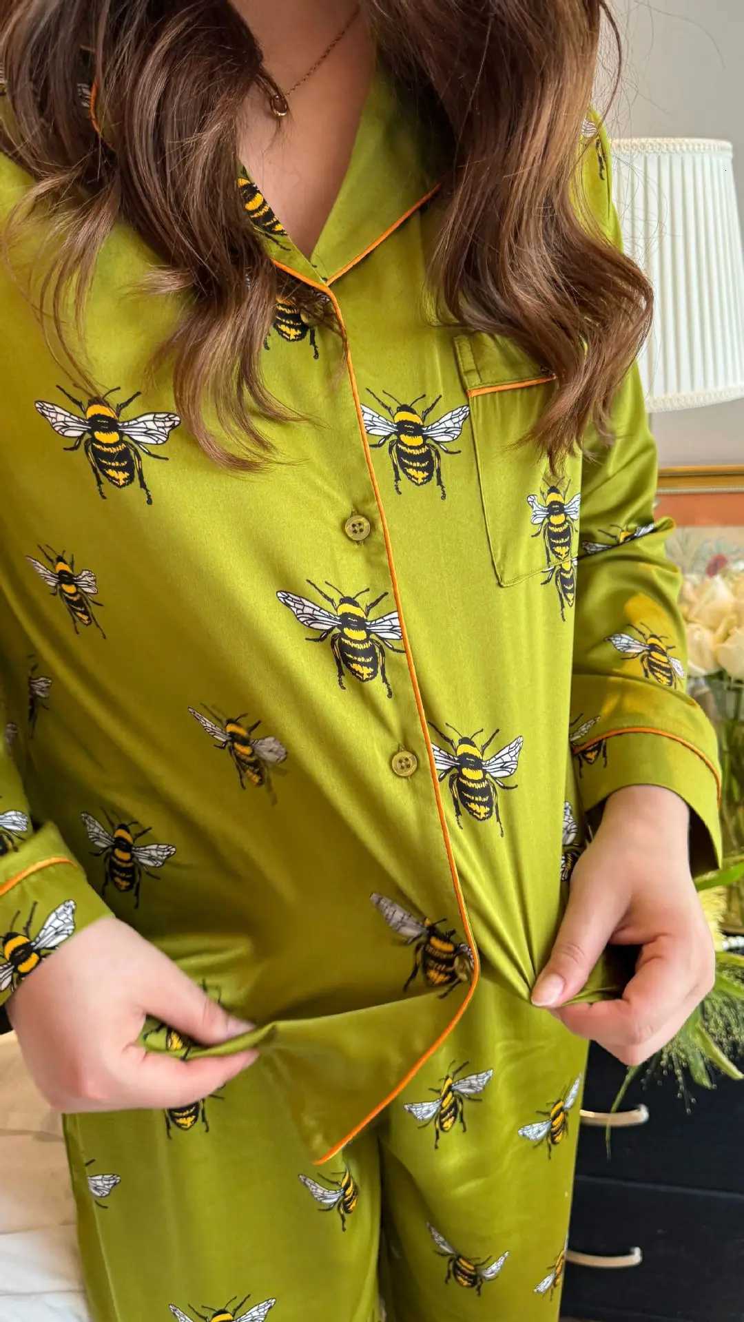 Fashion Women Satin Silk Pajamas Set Green Bees Print Pyjama Ice Silk Long Sleeve Lapel Two Piece Set Homewear Spring Autumn Fashion New Y251104