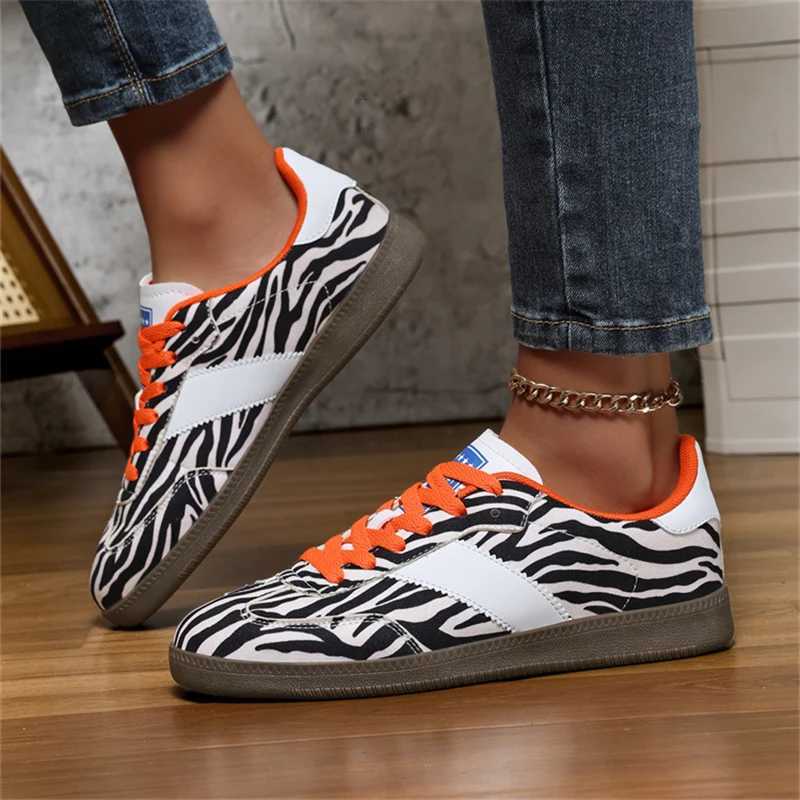 Retro Leopard Shoes Woman Flat Shoes Low Cut Comfortable Womens Trainers Outdoor Lace-up Walking Sneakers Womens Running Shoes X251104