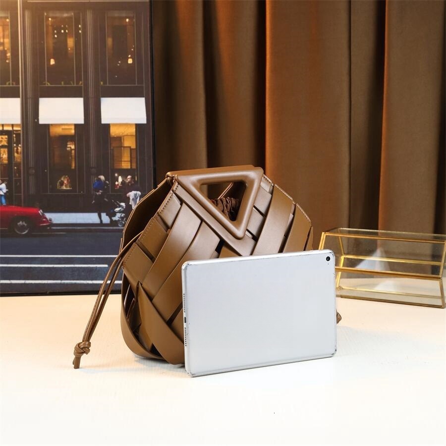 2025 New Woven Design Vegetable Basket Hand-Held Women's High-End Sense, Niche Inverted Triangle Bag, Fashionable