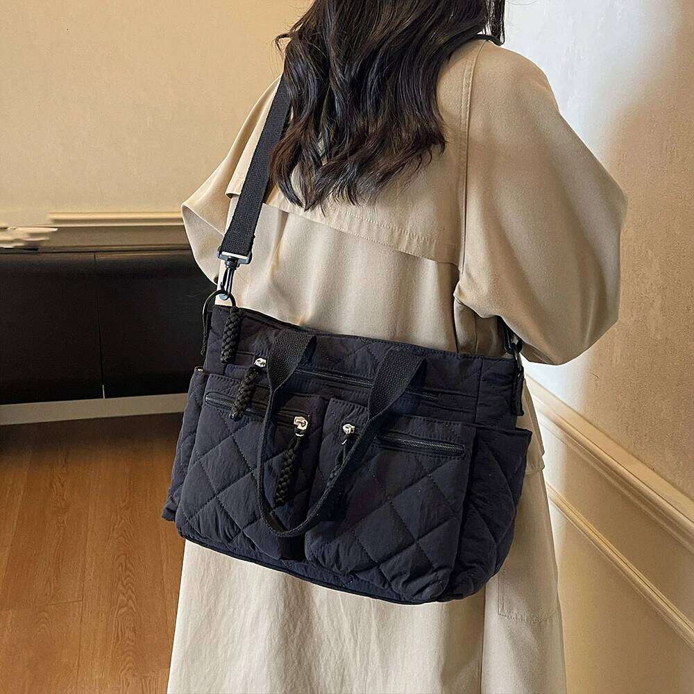 Women's Shoulder Bag, Large-Capacity Casual Multifunctional Commuter Handbag, Versatile Dia Quilted Design Crossbody Bag