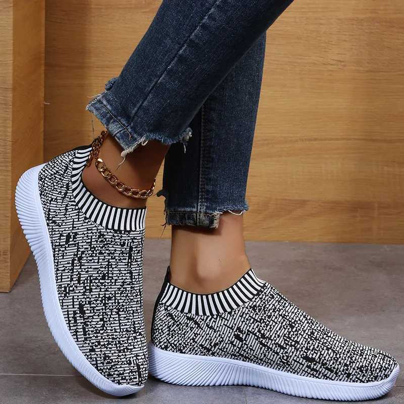 2022 Womens Sports Shoes Fashion Socks Shoes Breathable Casual Sports Shoes Summer Vulcanized Shoes Womens Machine Tenis Feminino Apartment Z250403