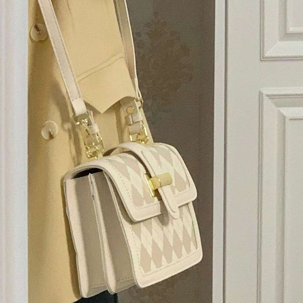 Guangzhou Sense Lingge Handheld Women's New Fashion Versatile Commuter One Shoulder Crossbody Small Square Bag