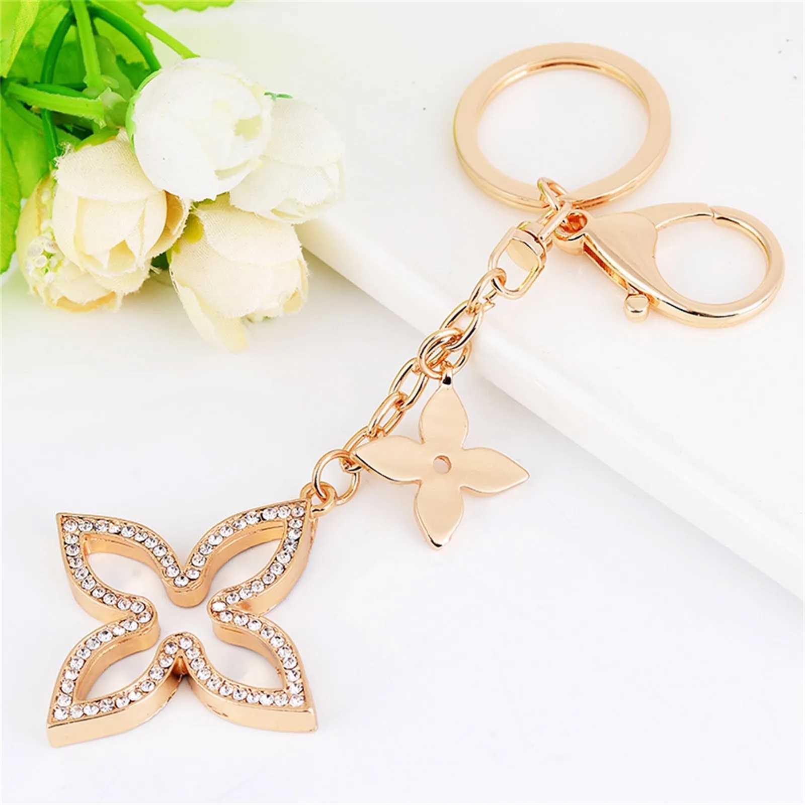 Creative Four-Leaf Clovear Car Keychain Pendant Fashion Beauty Bag Hanging Home Decoration Accessories 1pcs C251104