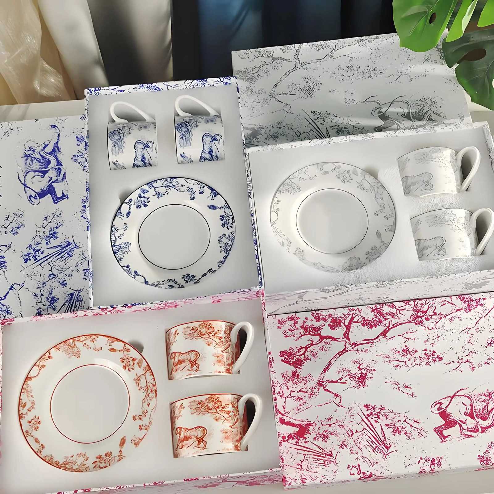 Red Blue Gray Tiger Series Animal Images Bone Porcelain Coffee Cup Plate European Afternoon Tea Cup and Saucer Set Gift Box C251104