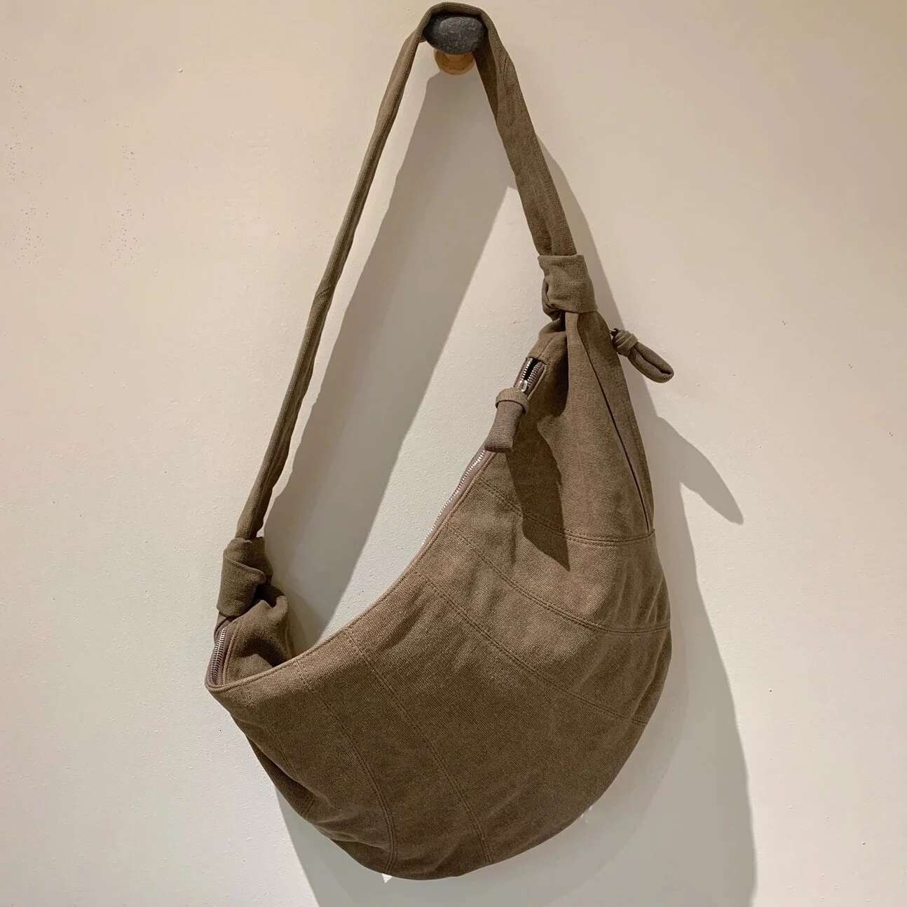 E Croissant 2025 New Niche Design Large Capacity Old Casual Shoulder Fashionable Lazy Crossbody Bag For Men And Women