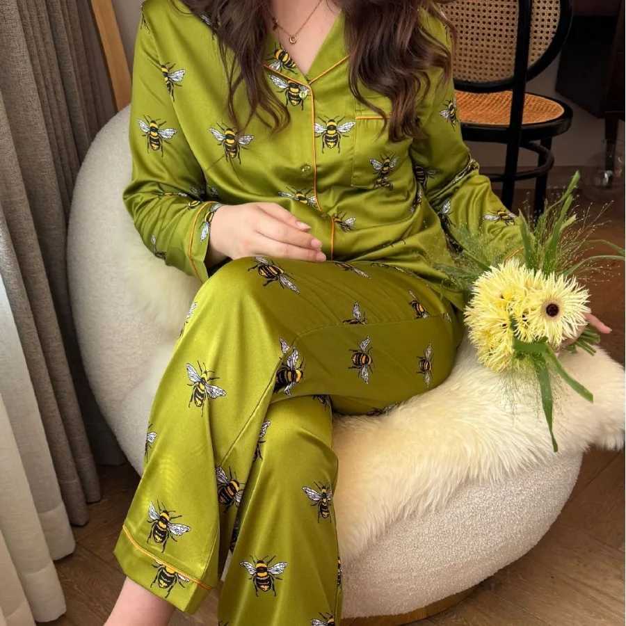 Designer Women Satin Silk Pajamas Set Green Bees Print Pyjama Ice Silk Long Sleeve Lapel Two Piece Set Homewear Spring Autumn Fashion New Y251104