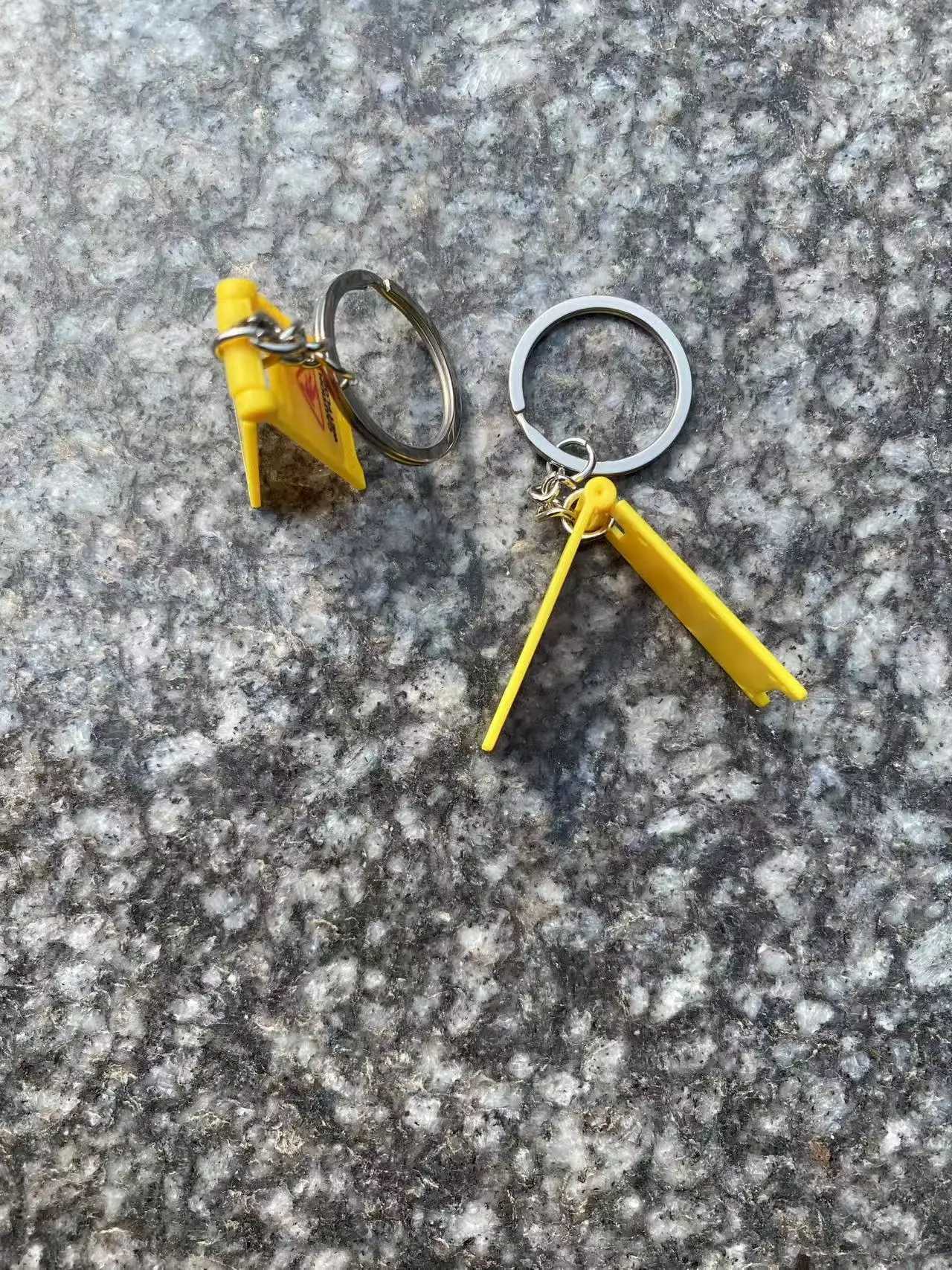 1PC CAUTION WET FLOOR Foldable Plastic KeychainW251103