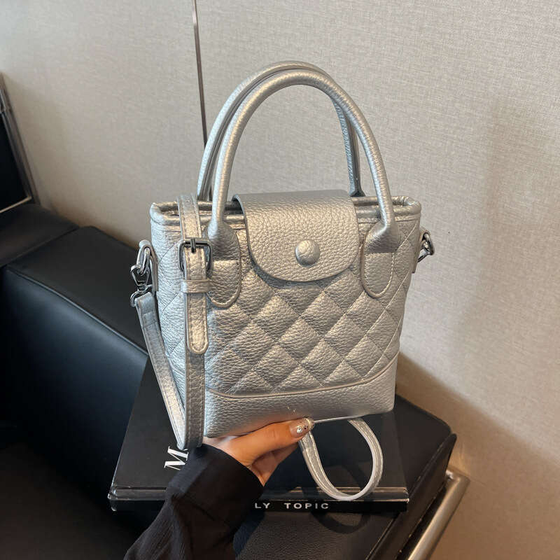 Korean version of niche hand-held bucket for women's spring new fashion versatile and high-end single shoulder crossbody bag