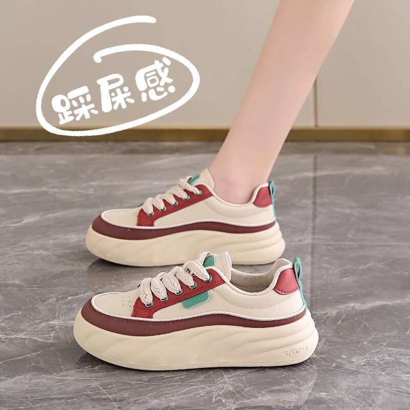The feeling of stepping on poop is evident the small sports in autumn 2024. New leather versatile student casual board shoes for women