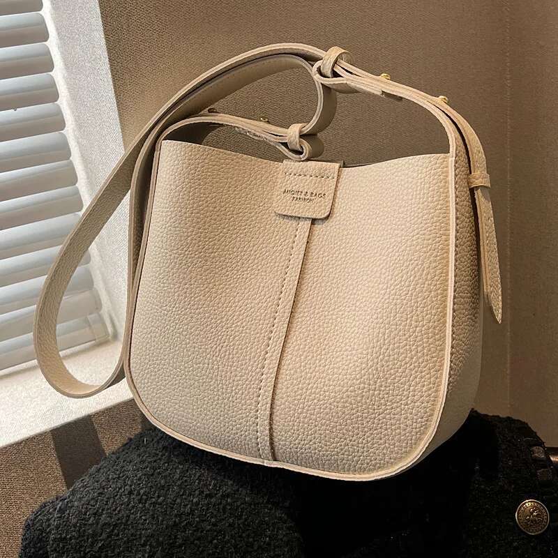 2025 new small bag suitable for designer women's new French fashion shoulder bag trend crossbody bag2