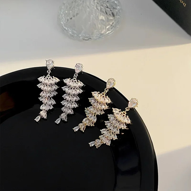 Fashionable and ious geometric pendant earrings suitable for womens wedding party jewelry accessories gorgeous cubic zirconia bridal Brinks 250326