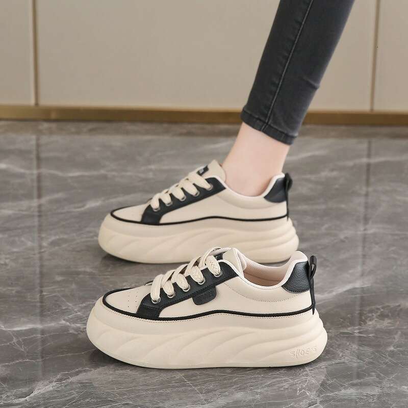 The feeling of stepping on poop is evident the small sports in autumn 2024. New leather versatile student casual board shoes for women