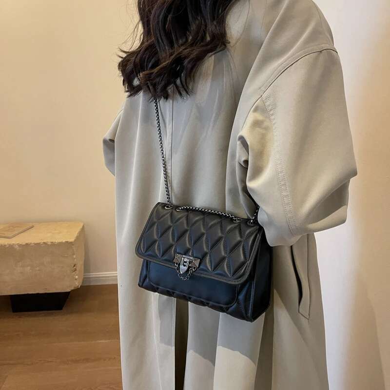 2025 New Casual Fashion PU Solid Color Designer Women's Handbag Quilted Design Flip Shoulder Crossbody Bag Suitable for Outward Commuting and Sho