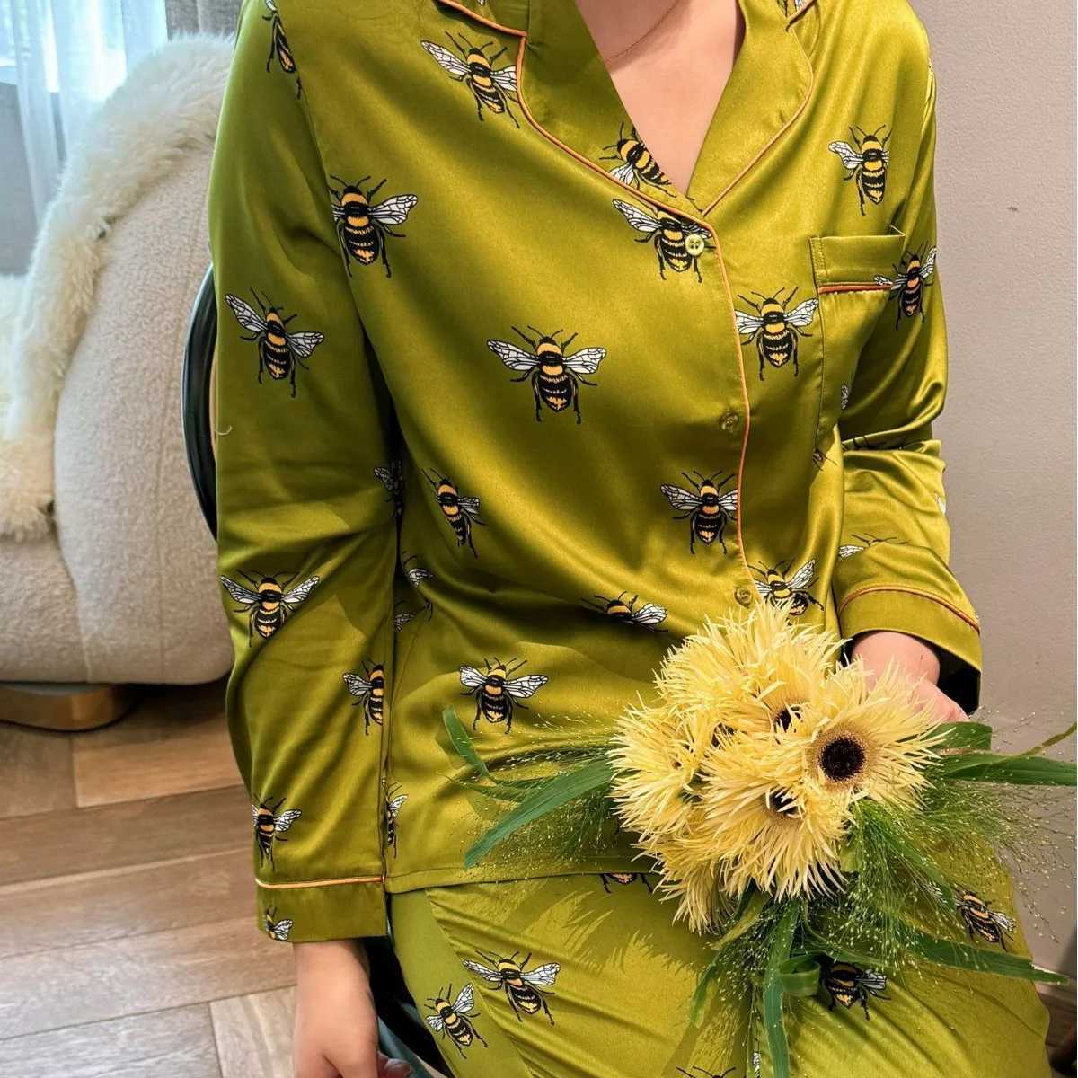 Fashion Women Satin Silk Pajamas Set Green Bees Print Pyjama Ice Silk Long Sleeve Lapel Two Piece Set Homewear Spring Autumn Fashion New Y251104
