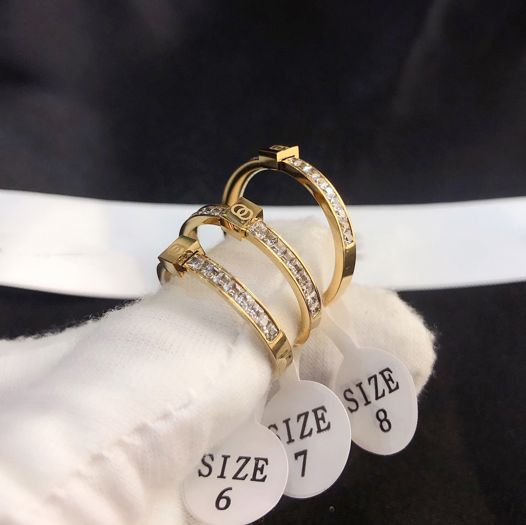 Fashion Jewelry Designer Crystal Rings 18K Gold Plated Stainless Steel Round Letter Ring Fine Finger Ring Luxury Women Love Wedding Jewelry Supplies Accessories