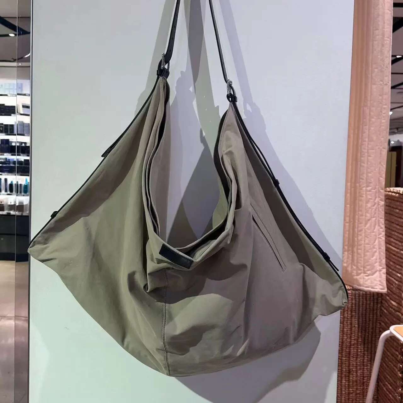 Oversize Printed Canvas 2025 New Niche Design Ins Large Capacity Casual Lazy Style Fashion Ladies Handbag Tote Bag