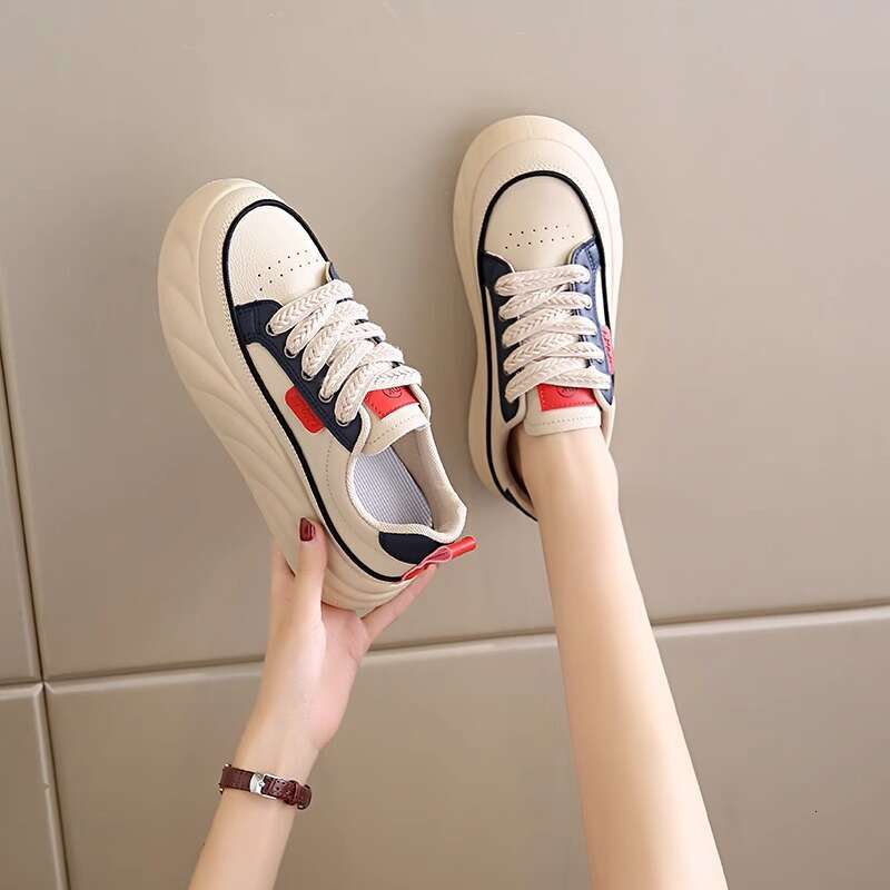 The feeling of stepping on poop is evident the small sports in autumn 2024. New leather versatile student casual board shoes for women