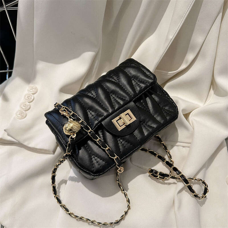 Versatile Instagram Crossbody for Women 2023 New Trendy Spring/Summer Fashion Diamond Grid Chain Embroidered Thread Single Shoulder Small Square Bag