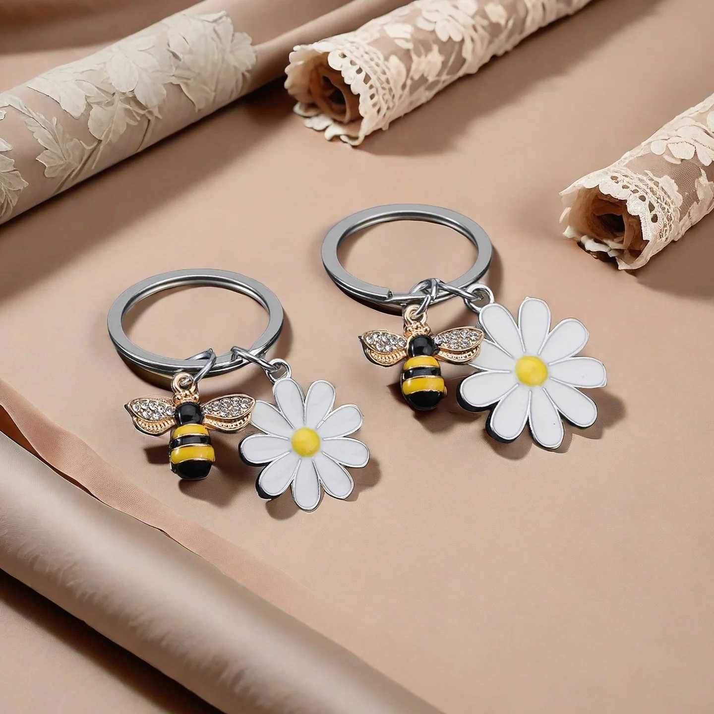 Vintage 3D HighRelief Bee Flower Metal Laser Personalization Keychain Chain Badge Alloy Keyring Ring Backpack CarW251103
