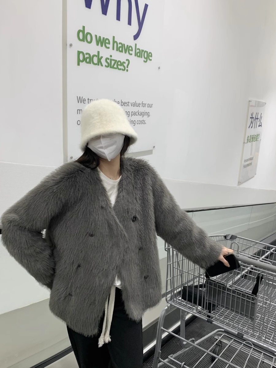 Eco-Chic Women's Plush Fur Coat: Stylishly Cozy with Softness & Cold Weather Resistance