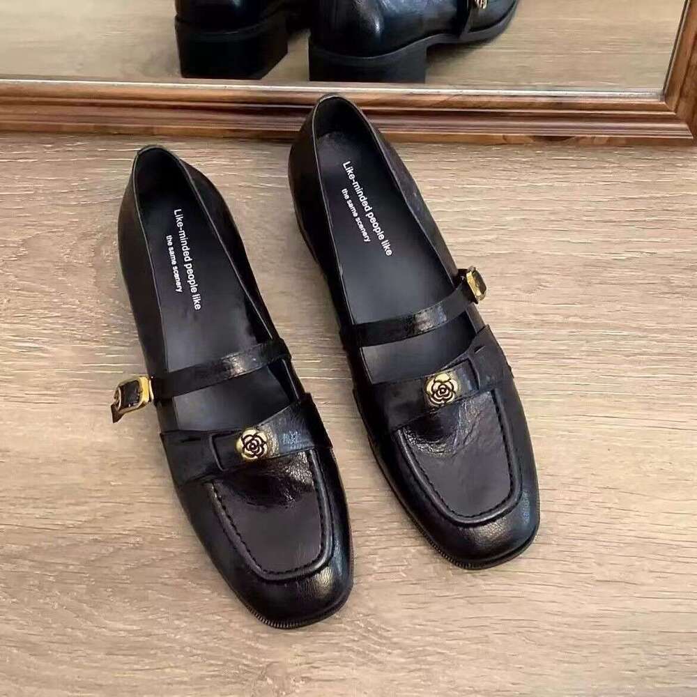 2025 New Commuter Mary Jane Single Shoes Designer Shoe Women's French Style Faux Leather with Chunky Heels Ankle Strap Camellia Wear-Resistant