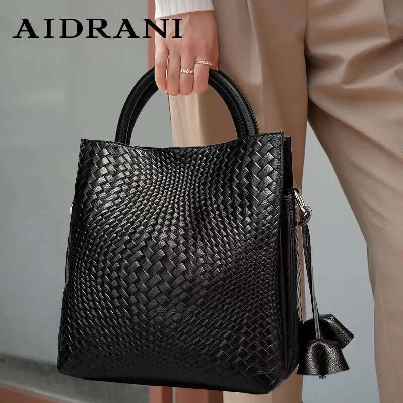 Aidrani A Black Women's Handbag Made Of High-Quality Cowhide Material With Woven Patterns And Emed Patterns, Featuring A La