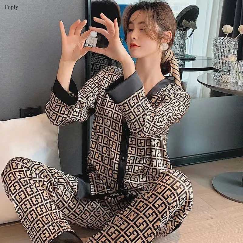 Designer Summer Pajamas Woman New Ice Silk Pyjamas Homewear Set Girls Long-Sleeved V-Neck Cardigan Simulation Silk Lapel Pijamas Homewear Y251104