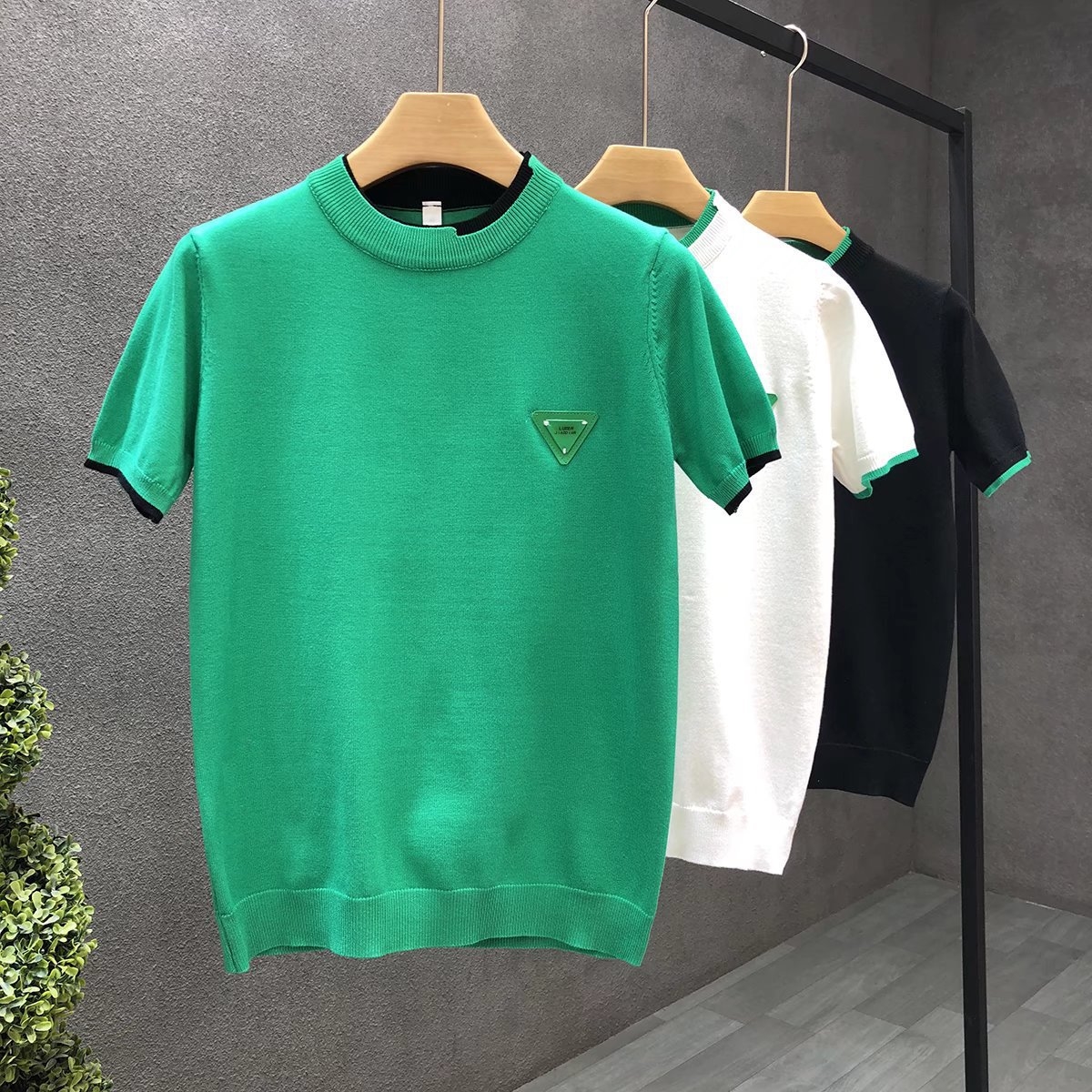 Designer clothing trend White knit short sleeve ice silk men fashion handsome warm with half sleeve T-shirt men's base shirt