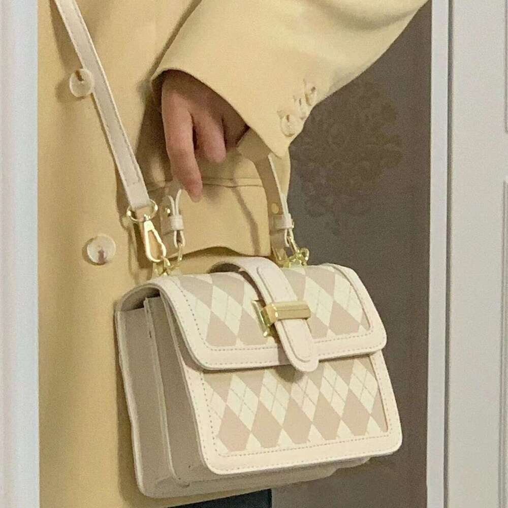 Guangzhou Sense Lingge Handheld Women's New Fashion Versatile Commuter One Shoulder Crossbody Small Square Bag