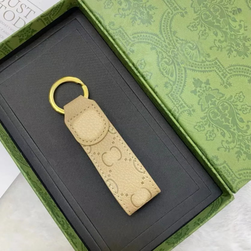 High Quality leather Keychain Classic Exquisite Luxury Designer Car Keyring Alloy Letter Unisex Lanyard Gold Black Metal Jewelry With Box gift car Accessories 985
