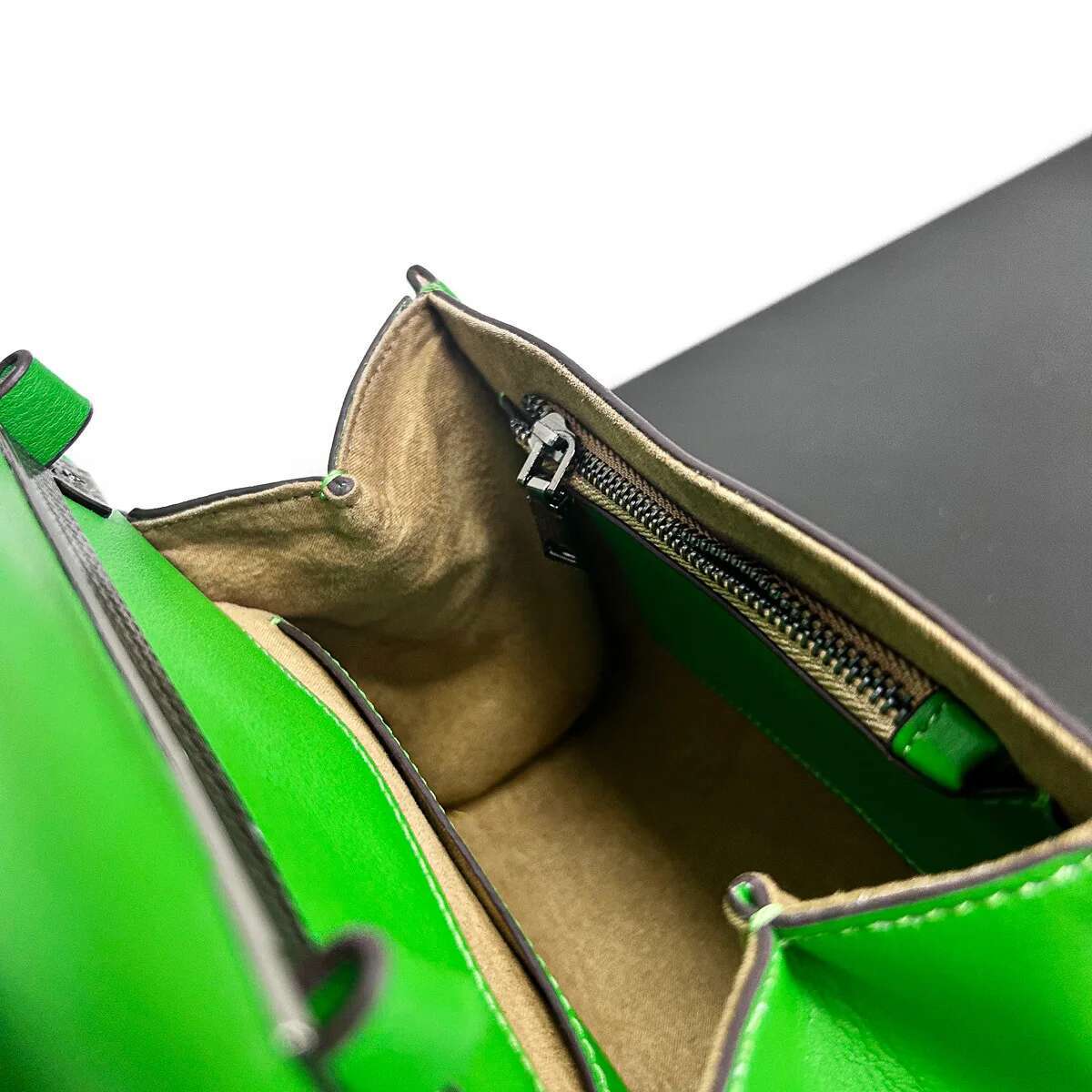 Genuine Leather Rivet Shoulder 2025 Design Commuter Mini Cowhide Crossbody Bag Vintage Green Fashion Ladies Handbag